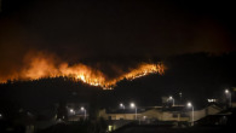 Un incendiu forestier este fotografiat în apropierea unor case din Arouca, nordul Portugaliei, pe 29 iulie 2025 Foto: Profimedia | Poza 6 din 9
