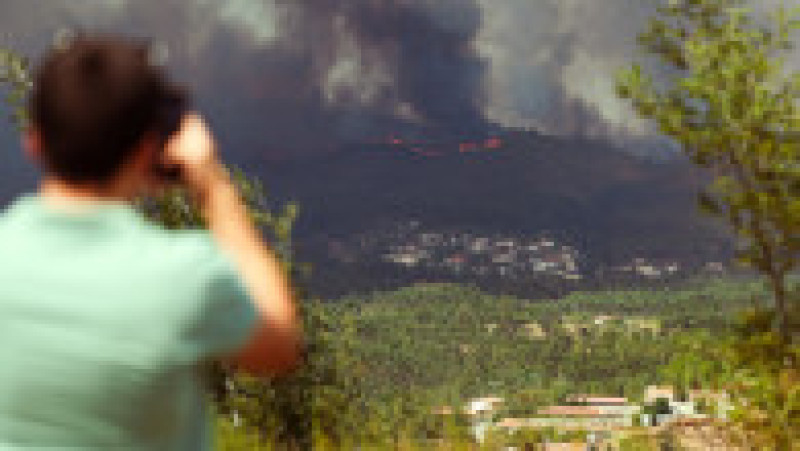O persoană fotografiază un incendiu forestier în Gondomar, nordul Portugaliei, pe 29 iulie 2025 Foto: Profimedia | Poza 3 din 9
