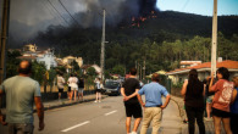 Locuitorii privesc cum un incendiu forestier arde pe un deal din Gondomar, nordul Portugaliei, pe 29 iulie 2025 Foto: Profimedia | Poza 4 din 9