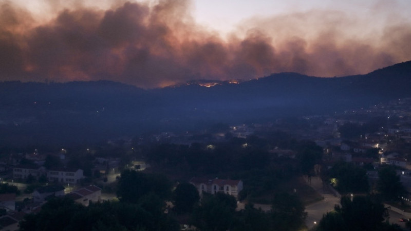 Această fotografie aeriană realizată pe 29 iulie 2025 arată o imagine generală a fumului care se ridică în timpul unui incendiu forestier în Arouca, în centrul Portugaliei. Foto: Profimedia