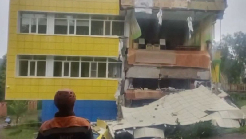 Această imagine capturată dintr-un videoclip publicat de Ministerul Situațiilor de Urgență din Rusia, filmat și difuzat pe 30 iulie 2025, arată echipele de salvare inspectând o clădire a unei grădinițe avariate în regiunea Kamceatka din Rusia. Foto: Profimedia