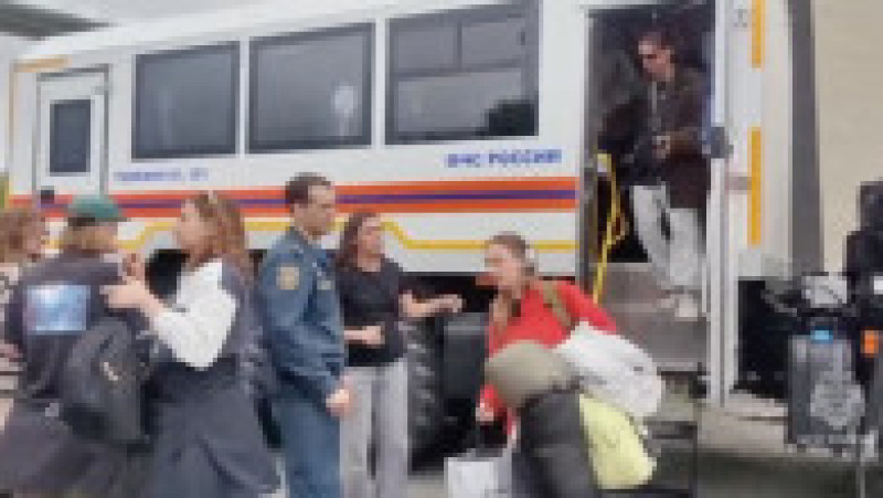 O captură de ecran dintr-un videoclip arată oameni evacuați după cutremur. Sursa: MINISTERUL RUS AL SITUAȚIILOR DE URGENȚĂ / Profimedia | Poza 6 din 6