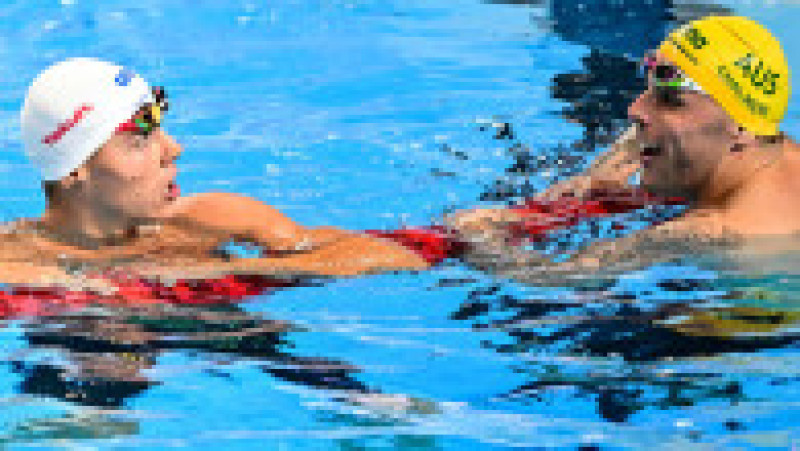 Înotătorul român David Popovici (stânga), câștigător al probei, și înotătorul australian Kyle Chalmers, clasat pe locul al treilea, sărbătoresc după finala probei de 100 m liber masculin din cadrul Campionatului Mondial de Natație din 2025, desfășurat la Singapore, pe 31 iulie 2025. Foto: Profimedia | Poza 2 din 8