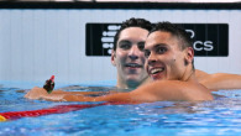 Înotătorul român David Popovici (dreapta) reacționează după ce a câștigat finala probei de 100 m liber masculin în cadrul Campionatului Mondial de Natație din 2025, desfășurat la Singapore, pe 31 iulie 2025. Foto: Profimedia | Poza 8 din 8