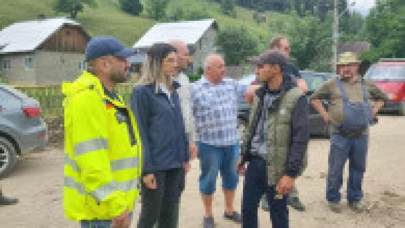 Ministra Mediului, discutând cu reprezentanții autorităților implicate în intervenție | Poza 1 din 4