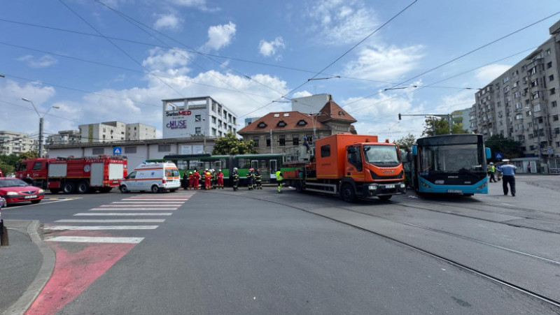 Accident între un tramvai și un autobuz al STB, la intersecția șos Progesului cu Calea 13 Septembrie. Foto: ISU B-If
