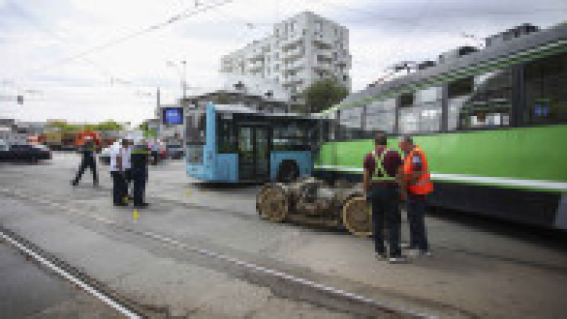 Reprezentanți ai poliției fac cercetări la fața locului unui accident petrecut între un tramvai si un autobuz, in Bucuresti, 31 iulie 2025. Foto: Inquam Photos / Cosmin Enache | Poza 4 din 10
