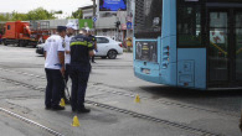 Reprezentanți ai poliției fac cercetări la fața locului unui accident petrecut între un tramvai si un autobuz, in Bucuresti, 31 iulie 2025. Foto: Inquam Photos / Cosmin Enache | Poza 5 din 10