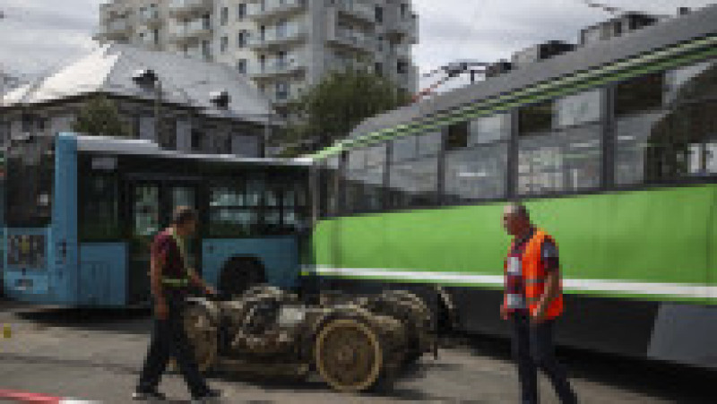 Reprezentanți ai poliției fac cercetări la fața locului unui accident petrecut între un tramvai si un autobuz, in Bucuresti, 31 iulie 2025. Foto: Inquam Photos / Cosmin Enache | Poza 6 din 10
