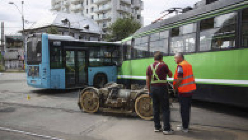 Reprezentanți ai poliției fac cercetări la fața locului unui accident petrecut între un tramvai si un autobuz, in Bucuresti, 31 iulie 2025. Foto: Inquam Photos / Cosmin Enache | Poza 8 din 10