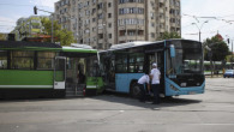 Reprezentanți ai poliției fac cercetări la fața locului unui accident petrecut între un tramvai si un autobuz, in Bucuresti, 31 iulie 2025. Foto: Inquam Photos / Cosmin Enache | Poza 9 din 10