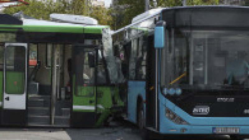 Reprezentanți ai poliției fac cercetări la fața locului unui accident petrecut între un tramvai si un autobuz, in Bucuresti, 31 iulie 2025. Foto: Inquam Photos / Cosmin Enache | Poza 10 din 10