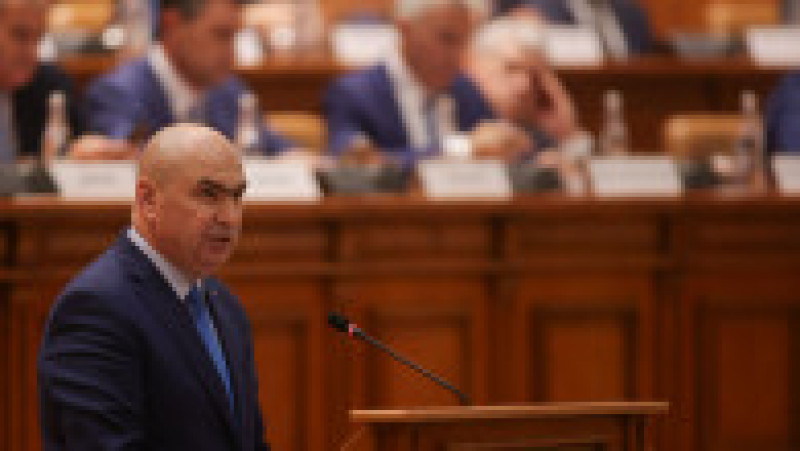 Guvernul își angajează răspunderea pe pachetul de măsuri fiscale și bugetare pentru limitarea cheltuielilor publice, la Palatul Parlamentului din București, 7 iulie 2025. Inquam Photos / George Călin | Poza 2 din 9