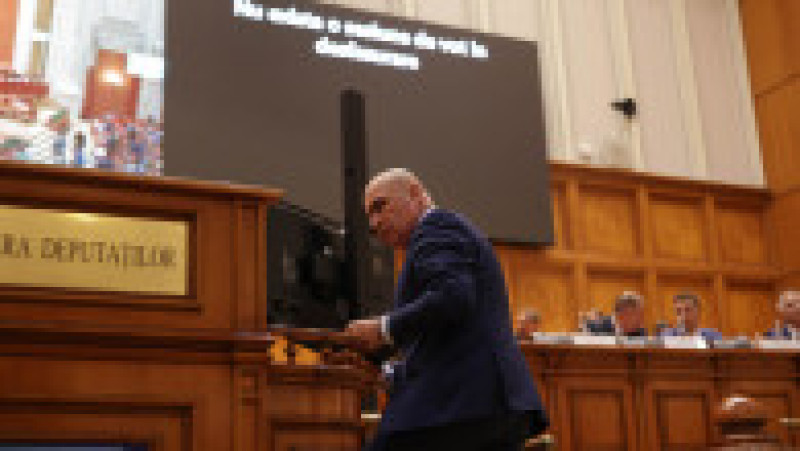 Guvernul își angajează răspunderea pe pachetul de măsuri fiscale și bugetare pentru limitarea cheltuielilor publice, la Palatul Parlamentului din București, 7 iulie 2025. Inquam Photos / George Călin | Poza 7 din 9