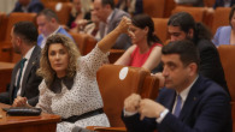 Guvernul își angajează răspunderea pe pachetul de măsuri fiscale și bugetare pentru limitarea cheltuielilor publice, la Palatul Parlamentului din București, 7 iulie 2025. Inquam Photos / George Călin | Poza 6 din 9