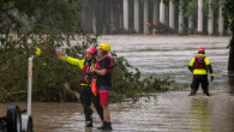 Membru al echipelor de salvare în căutare de supraviețuitori. Foto: Profimedia Image | Poza 3 din 11