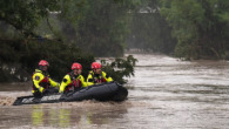Membri ai echipelor de salvare în căutare de supraviețuitori: Efectele inundațiilor din Texas: Foto: Profimedia Images | Poza 4 din 11