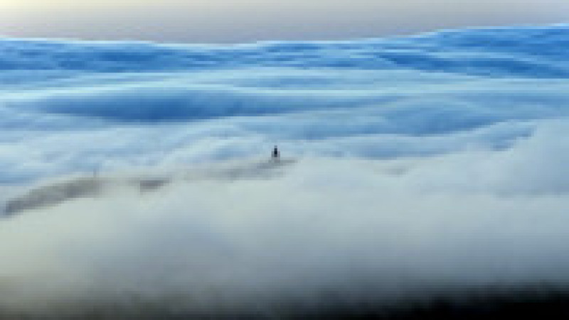 Fotografie realizată pe 29 iunie 2025 cu o dronă, care arată un rar „nor rulou”, un nor uriaș orizontal care avansează de la orizont spre plajele Oceanului Atlantic în timpul valului de căldură din apropierea Cabo da Roca, sud-vestul Portugaliei. Foto: Profimedia | Poza 3 din 4