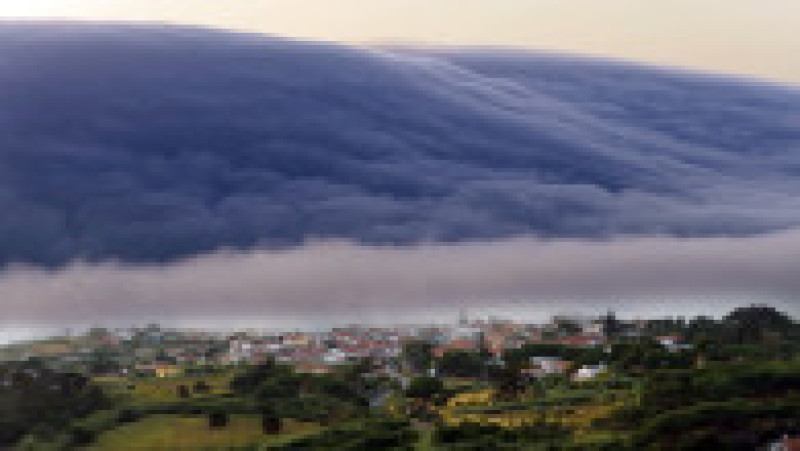 Fotografie realizată pe 29 iunie 2025 cu o dronă, care arată un rar „nor rulou”, un nor uriaș orizontal care avansează de la orizont spre plajele Oceanului Atlantic în timpul valului de căldură din apropierea Cabo da Roca, sud-vestul Portugaliei. Foto: Profimedia | Poza 2 din 4
