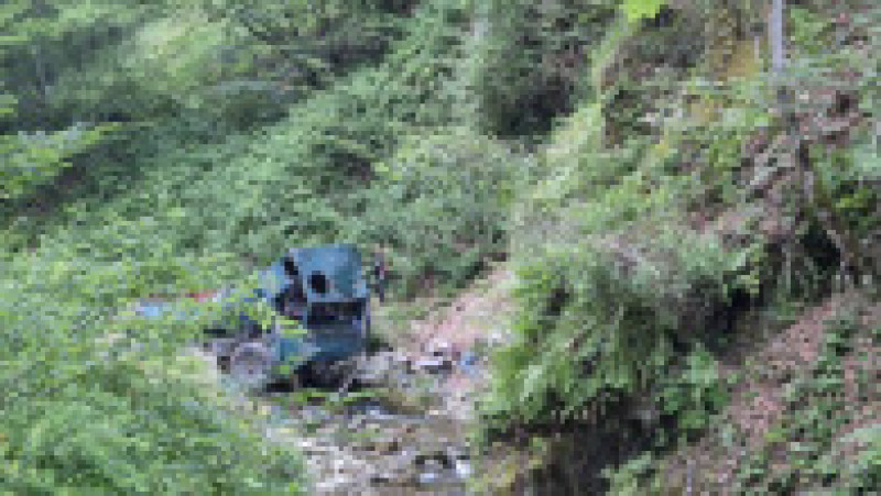 Două persoane au murit şi patru au fost, rănite după ce autoutilitara în care se aflau s-a răsturnat într-o râpă. Foto: Anamaria Ianc/ Digi24 | Poza 1 din 3