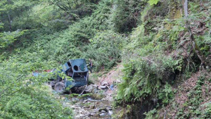 Două persoane au murit şi patru au fost, rănite după ce autoutilitara în care se aflau s-a răsturnat într-o râpă. Foto: Anamaria Ianc/ Digi24