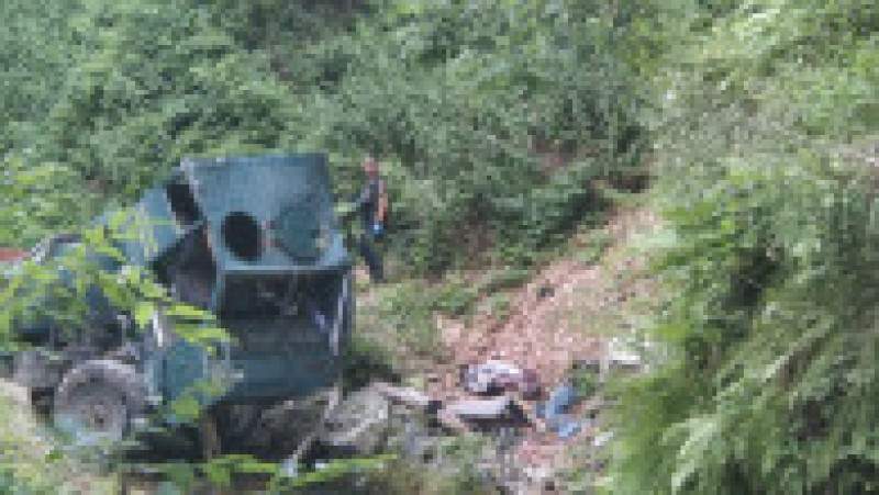 Două persoane au murit şi patru au fost, rănite după ce autoutilitara în care se aflau s-a răsturnat într-o râpă. Foto: Anamaria Ianc/ Digi24 | Poza 2 din 3