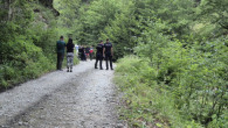 Două persoane au murit şi patru au fost, rănite după ce autoutilitara în care se aflau s-a răsturnat într-o râpă. Foto: Anamaria Ianc/ Digi24 | Poza 3 din 3