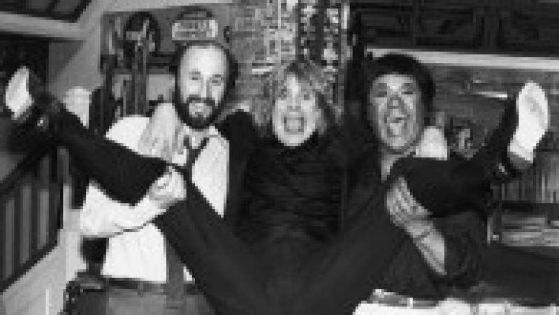 Ozzy Osbourne, susținut de producătorul executiv MTV Julian Goldberg (stânga) și prezentatorul MTV J.J. Jackson, circa 1982. Osbourne a anunțat atunci că va înființa o bursă în memoria chitaristului Randy Rhoads. Foto: Hulton Archive/Getty Images | Poza 6 din 6
