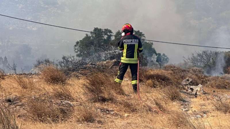 Pompierii români, trimiși în Grecia. Prima misiune de stingere a unui incendiilor de pădure. Intervenția este dificilă