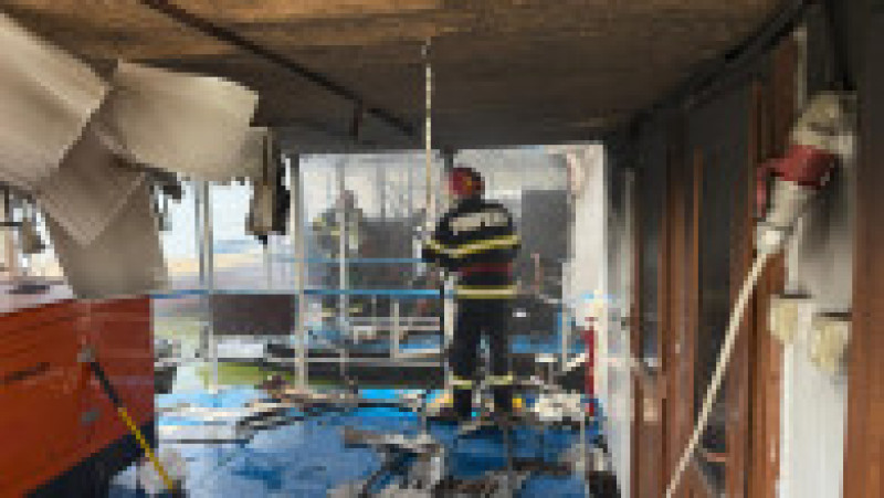 Focul a fost stins la scurt timp de la ajungerea echipajelor de intervenţie. Sursa foto: ISU Delta | Poza 3 din 4