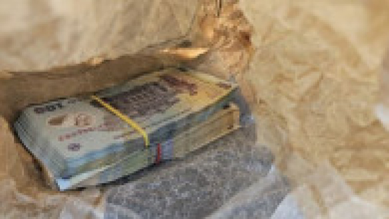 În urma unor percheziţii făcute la locuinţele suspecţilor, anchetatorii au descoperit peste 112.000 de lei, bani îngropaţi în pământ | Poza 5 din 5