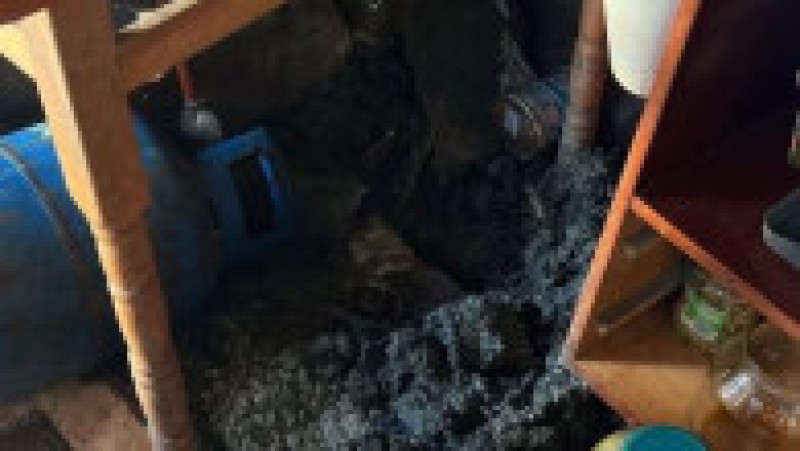 În urma unor percheziţii făcute la locuinţele suspecţilor, anchetatorii au descoperit peste 112.000 de lei, bani îngropaţi în pământ | Poza 4 din 5