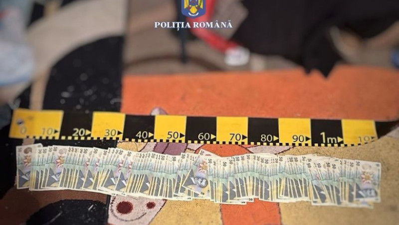 În urma unor percheziţii făcute la locuinţele suspecţilor, anchetatorii au descoperit peste 112.000 de lei, bani îngropaţi în pământ