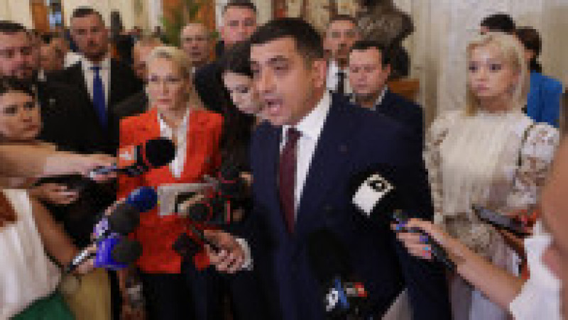 George Simion, înaintea ședinței de dezbatere și vot asupra celor patru moţiuni de cenzură depuse de AUR, S.O.S România şi POT la adresa Guvernului, în urma angajării răspunderii pe cinci proiecte de lege care cuprind măsurile din pachetul doi de reformă, la Palatul Parlamentului din București, 7 septembrie 2025. Foto: Inquam Photos / George Călin | Poza 2 din 10