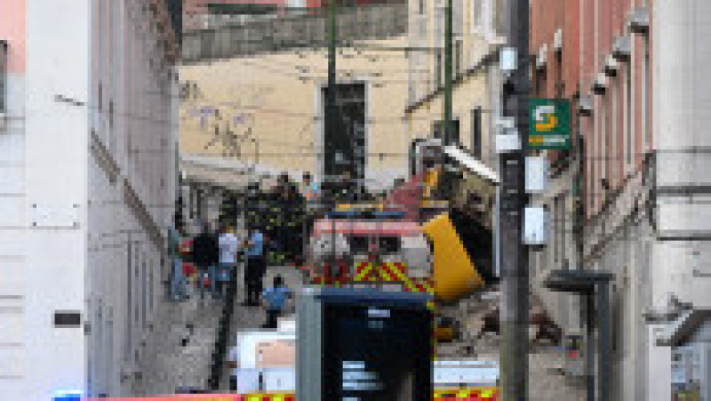 Echipele de salvare și pompierii intervin la fața locului după deraierea funicularului Gloria din Lisabona, Portugalia, la 3 septembrie 2025. Foto: Profimedia | Poza 1 din 5