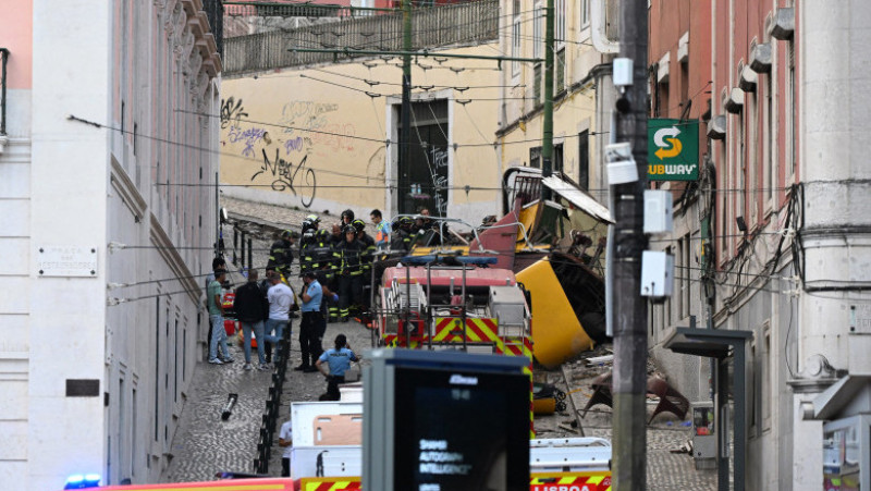 Echipele de salvare și pompierii intervin la fața locului după deraierea funicularului Gloria din Lisabona, Portugalia, la 3 septembrie 2025. Foto: Profimedia