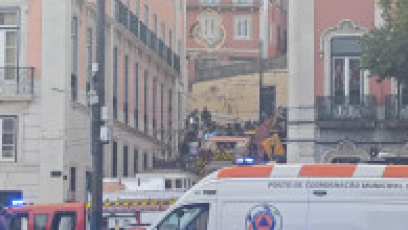 Echipele de salvare și pompierii intervin la fața locului după deraierea funicularului Gloria din Lisabona, Portugalia, la 3 septembrie 2025. Foto: Profimedia | Poza 2 din 5
