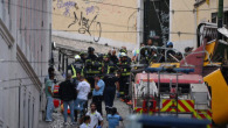 Echipele de salvare și pompierii intervin la fața locului după deraierea funicularului Gloria din Lisabona, Portugalia, la 3 septembrie 2025. Foto: Profimedia | Poza 3 din 5