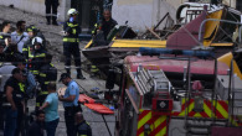 Echipele de salvare și pompierii intervin la fața locului după deraierea funicularului Gloria din Lisabona, Portugalia, la 3 septembrie 2025. Foto: Profimedia | Poza 4 din 5