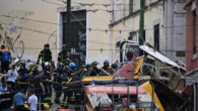 Echipele de salvare și pompierii intervin la fața locului după deraierea funicularului Gloria din Lisabona, Portugalia, la 3 septembrie 2025. Foto: Profimedia | Poza 5 din 5