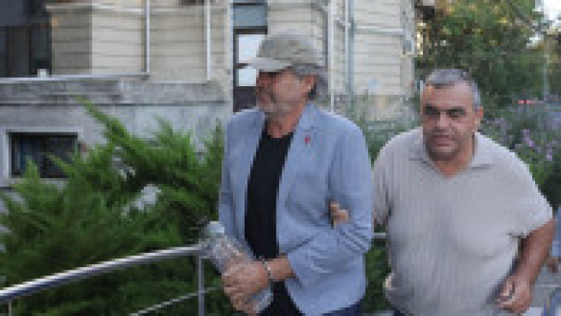 Jurgen Faff este escortat de către polițiști ai Serviciului de Investigare a Criminalităţii Economice în sediul secției 1 de Poliție din București, 15 septembrie 2025. Foto: Inquam Photos / George Călin | Poza 1 din 5