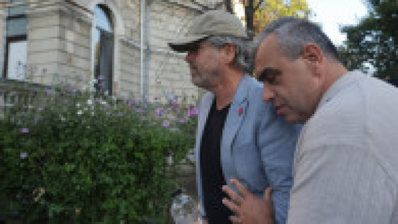 Jurgen Faff este escortat de către polițiști ai Serviciului de Investigare a Criminalităţii Economice în sediul secției 1 de Poliție din București, 15 septembrie 2025. Foto: Inquam Photos / George Călin | Poza 2 din 5