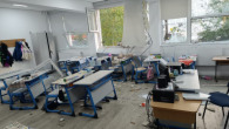 Pagubele produse liceului Bolintineanu de explozia din blocul vecin Foto: Meteoplus Facebook | Poza 4 din 5