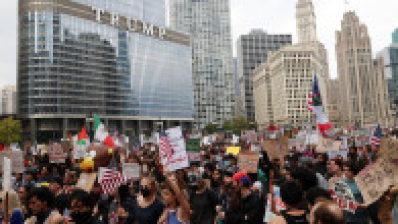 Manifestanții poartă pancarte în fața Trump International Hotel and Tower, în timp ce se adună pentru protestul „No Kings” împotriva politicilor președintelui american Donald Trump, în Chicago, Illinois. Foto: Reuters Foto: REUTERS/Jim Vondruska | Poza 5 din 5