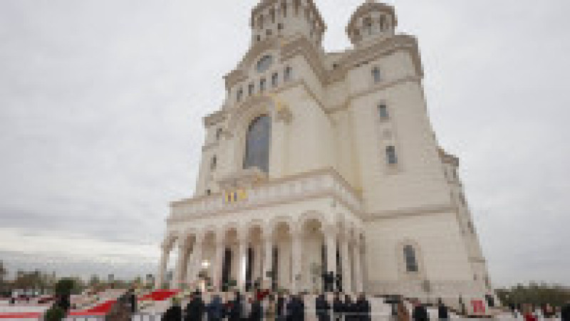 Credincioși se strâng în fața Catedralei Mântuirii Neamului (Catedrala Națională) înaintea ceremoniei de sfințire, în București, 26 octombrie 2025. Foto: Inquam Photos / George Călin | Poza 8 din 9