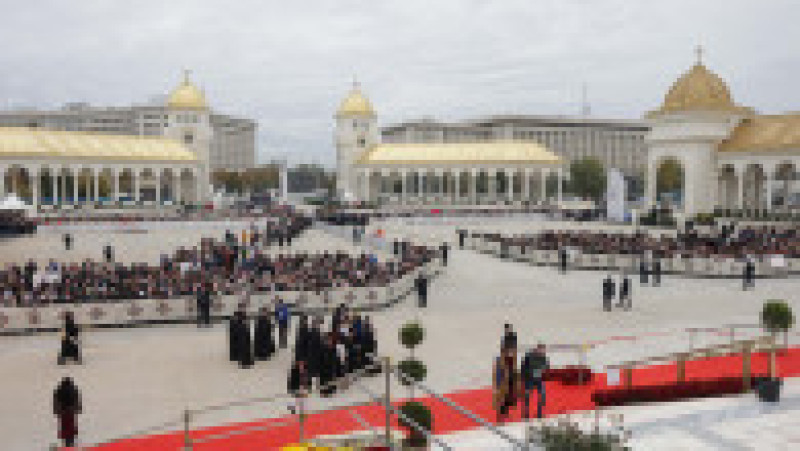 Credincioși se strâng în fața Catedralei Mântuirii Neamului (Catedrala Națională) înaintea ceremoniei de sfințire, în București, 26 octombrie 2025. Foto: Inquam Photos / George Călin | Poza 9 din 9