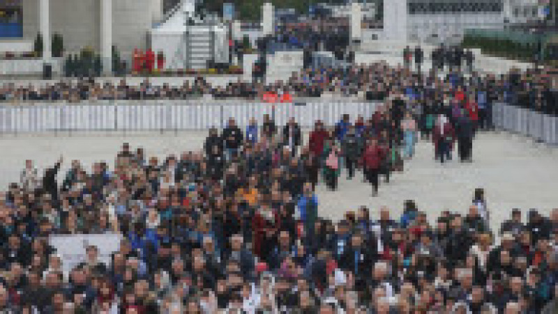 Credincioși se strâng în fața Catedralei Mântuirii Neamului (Catedrala Națională) înaintea ceremoniei de sfințire, în București, 26 octombrie 2025. Foto: Inquam Photos / George Călin | Poza 1 din 9