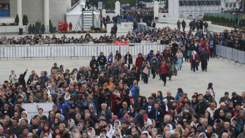 Credincioși se strâng în fața Catedralei Mântuirii Neamului (Catedrala Națională) înaintea ceremoniei de sfințire, în București, 26 octombrie 2025. Foto: Inquam Photos / George Călin
