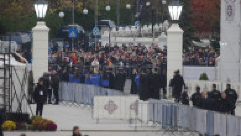 Credincioși se strâng în fața Catedralei Mântuirii Neamului (Catedrala Națională) înaintea ceremoniei de sfințire, în București, 26 octombrie 2025. Foto: Inquam Photos / George Călin | Poza 7 din 9