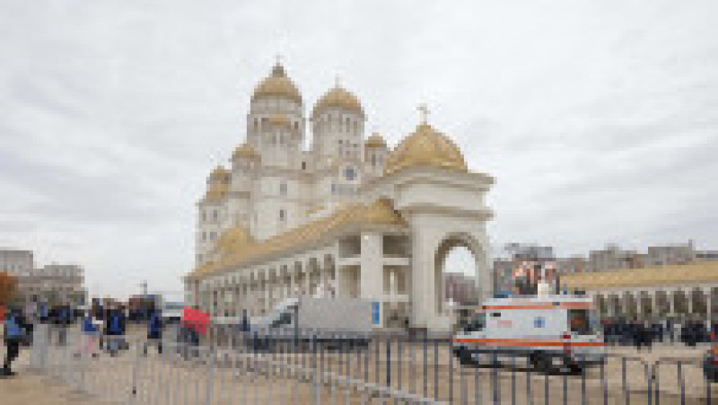 Credincioși se strâng în fața Catedralei Mântuirii Neamului (Catedrala Națională) înaintea ceremoniei de sfințire, în București, 26 octombrie 2025. Foto: Inquam Photos / George Călin | Poza 5 din 9